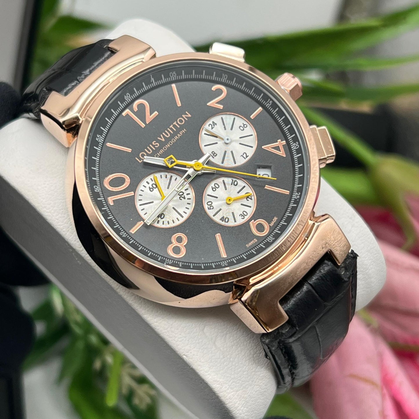 Montre Louis Vuitton (Ref MM020 bracelet en cuir noir)