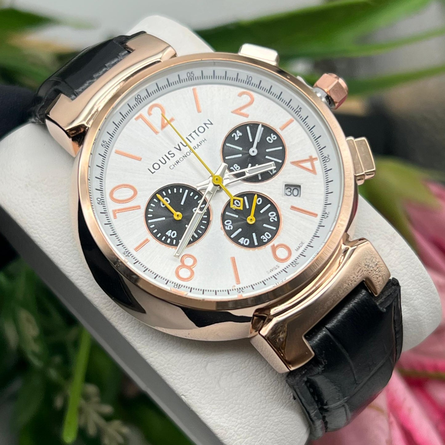 Montre Louis Vuitton (Ref MM021 bracelet en cuir noir)