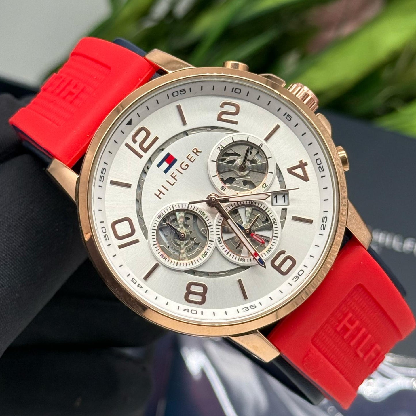 Montre Tommy Hilfiger (Ref MM009 Bracelet en silicone rouge)