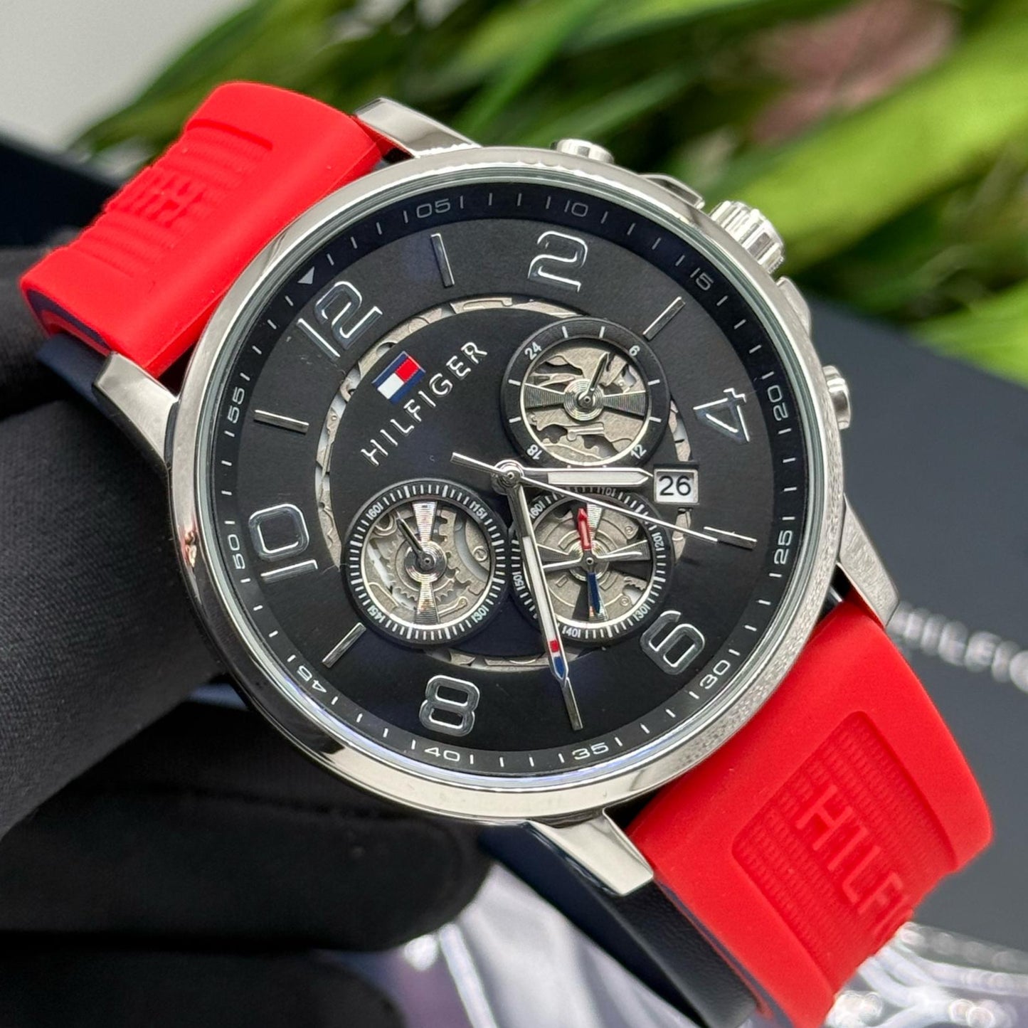 Montre Tommy Hilfiger (Ref MM008 Bracelet en silicone rouge)