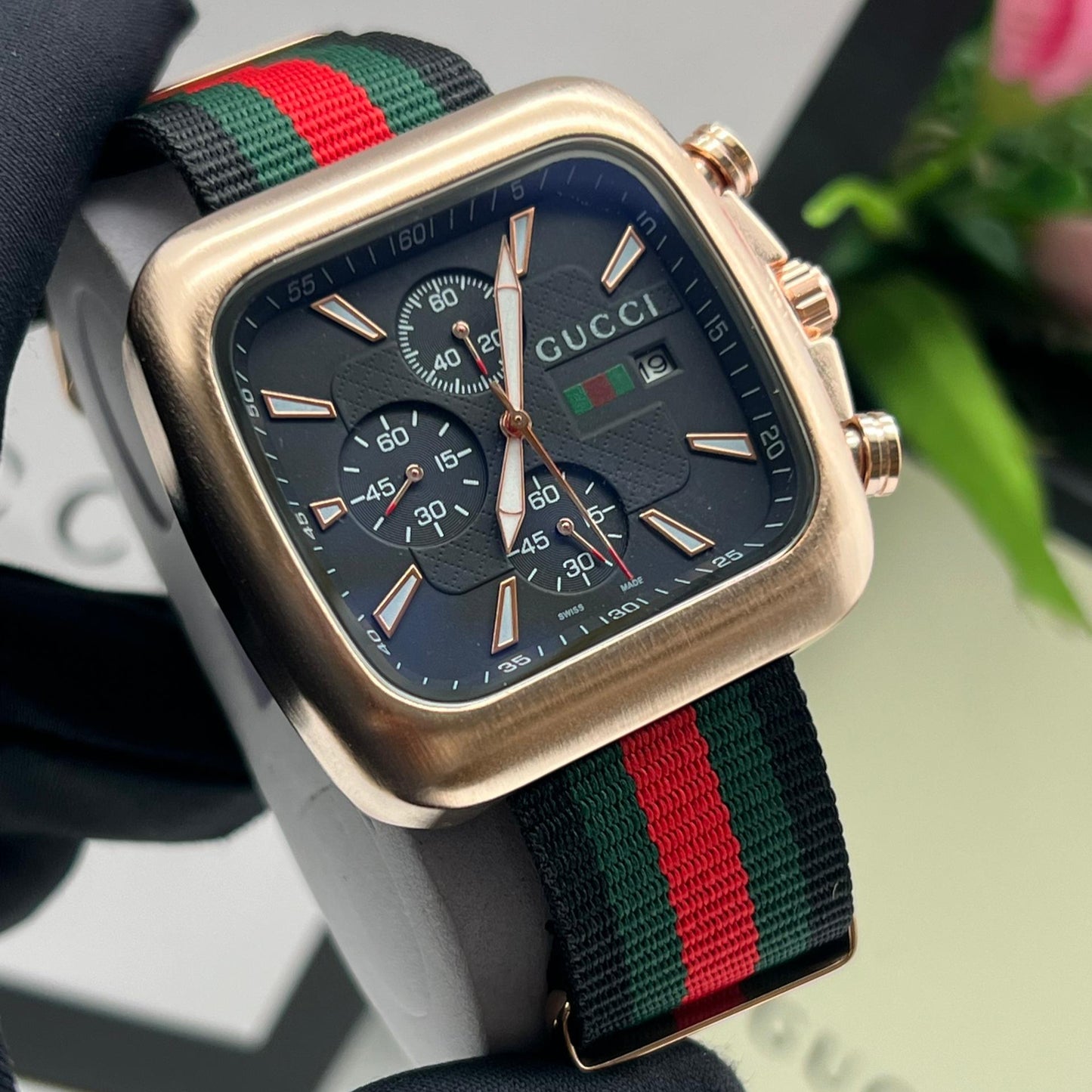 Montre Gucci Chronographe Carrée (Ref MM061 Bracelet en tissu rayé Gucci)